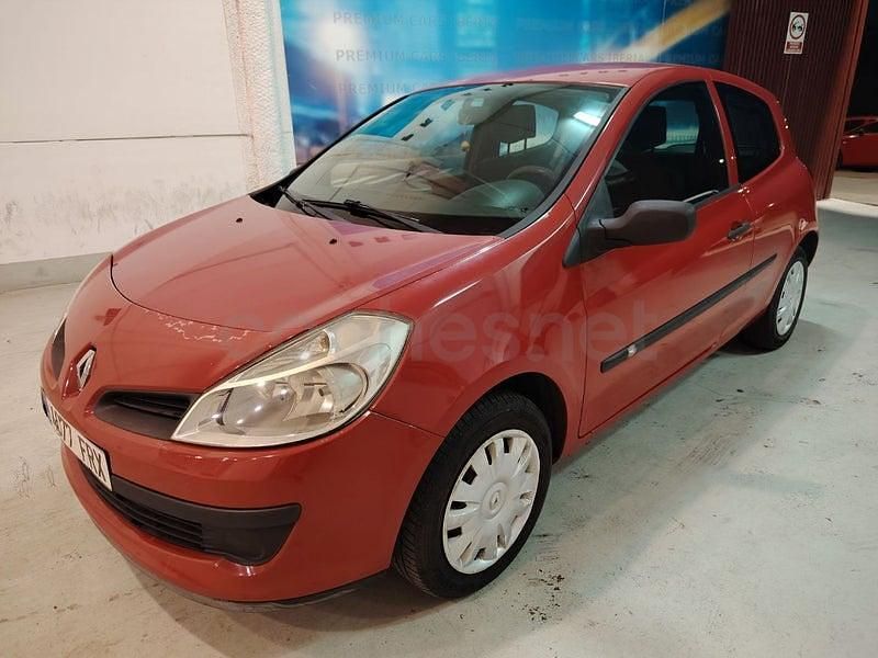 Usado Renault Clio II Authentique 75 CV (55 kW) 2007 Rojo Berlina