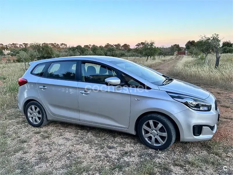 Usado Kia Carens 136 CV (100 kW) 2013 Gris / plata Monovolumen