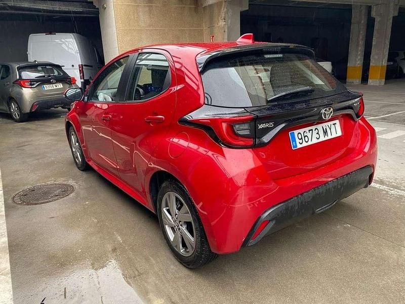 Usado Toyota Yaris Hybrid Active 116 CV (85 kW) 2025 Rojo Utilitario