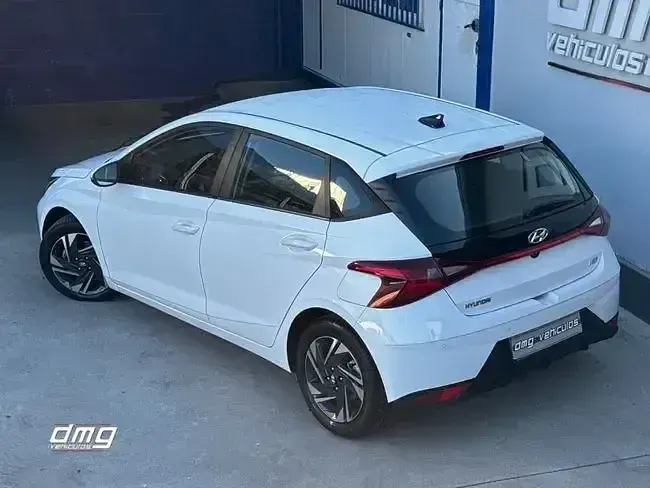 Usado Hyundai i20 100 CV (73 kW) 2022 Blanco Utilitario