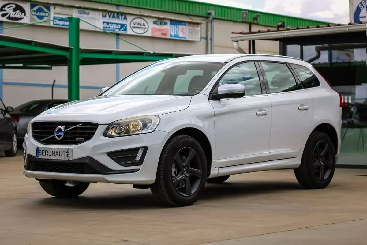 Käytetty Volvo XC60 R-Design Momentum 181 HP (133 kW) 2015 Valkoinen Katumaasturi