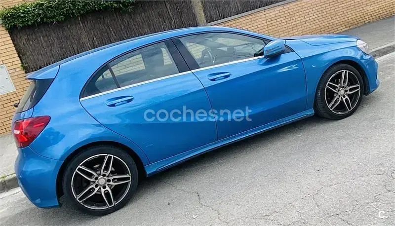 Usado Mercedes A180 AMG line 109 CV (80 kW) 2016 Azul Utilitario