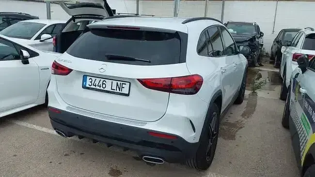 Usado Mercedes GLA200 150 CV (110 kW) 2021 Blanco SUV