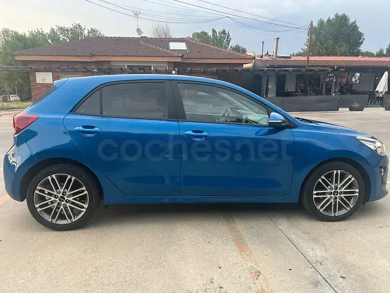 Usado Kia Rio Sport 101 CV (74 kW) 2022 Azul Berlina