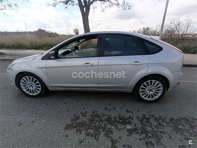 Usado Ford Focus Titanium 115 CV (84 kW) 2008 Gris / plata Berlina