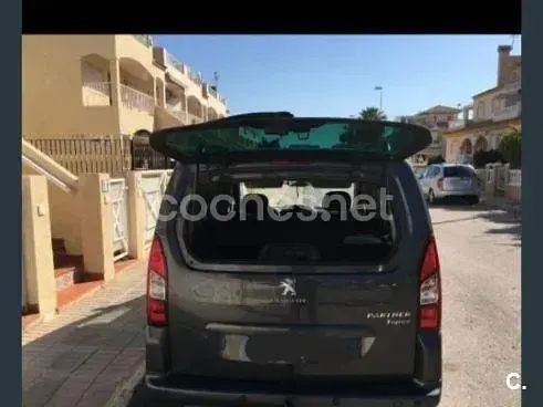 Usado Peugeot Partner Tepee Access 100 CV (73 kW) 2017 Gris / plata Monovolumen