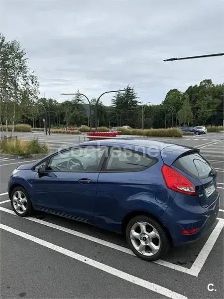 Usado Ford Fiesta Trend 68 CV (50 kW) 2010 Azul Berlina