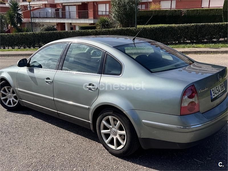 Usado VW Passat Highline 130 CV (95 kW) 2004 Gris / plata Berlina