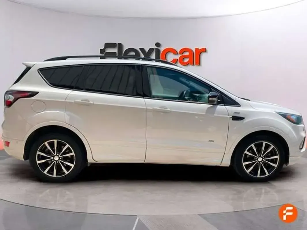 Usado Ford Kuga ST-Line 150 CV (110 kW) 2017 Blanco SUV