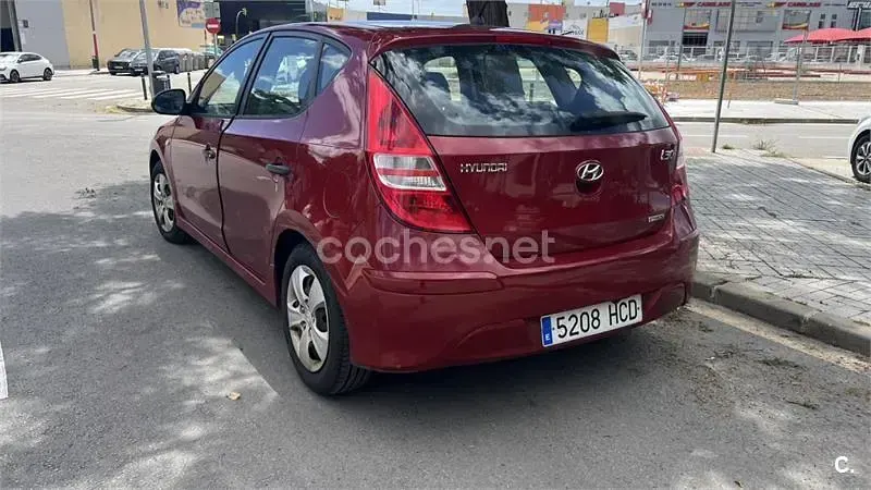 Usado Hyundai i30 Classic 90 HP (66 kW) 2011 Vermelho Sedan