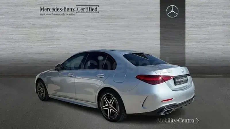 Usado Mercedes C300e AMG line 313 CV (230 kW) 2024 Plata hightech Berlina