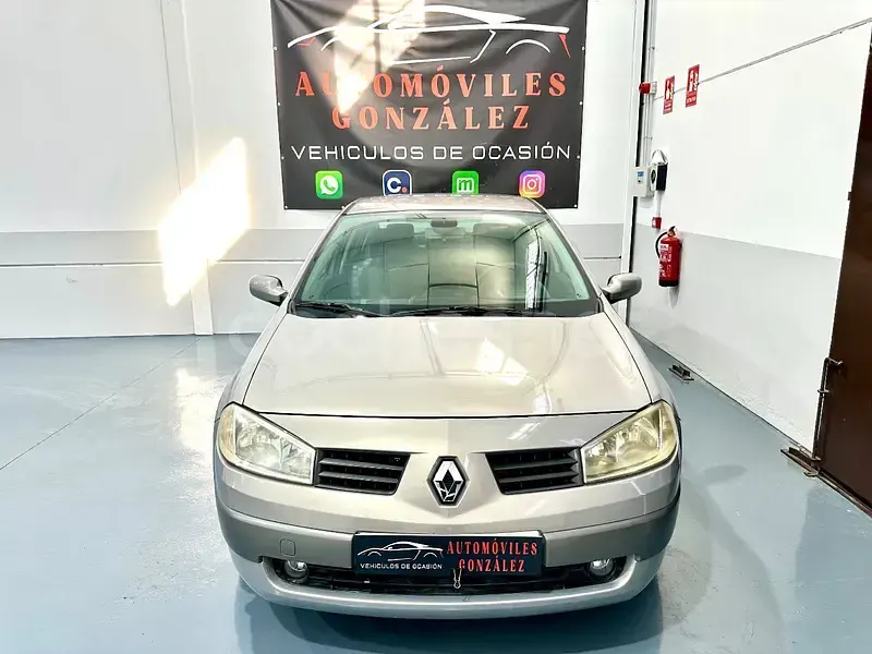 Usado Renault Mégane Dynamique 110 CV (80 kW) 2006 Gris / plata Berlina