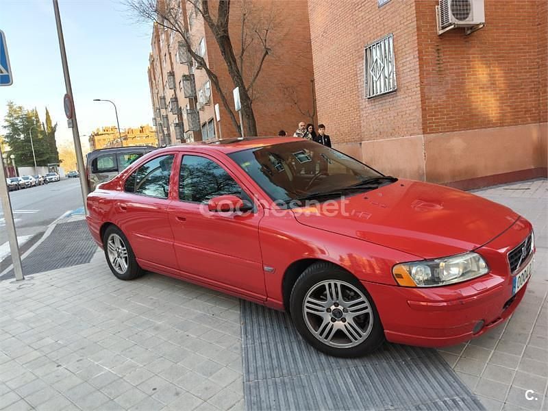 Usado Volvo S60 Momentum 130 CV (95 kW) 2004 Rojo Berlina