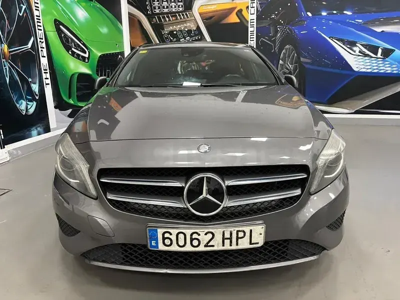 Usado Mercedes A180 Urban 109 CV (80 kW) 2014 Gris / plata Utilitario