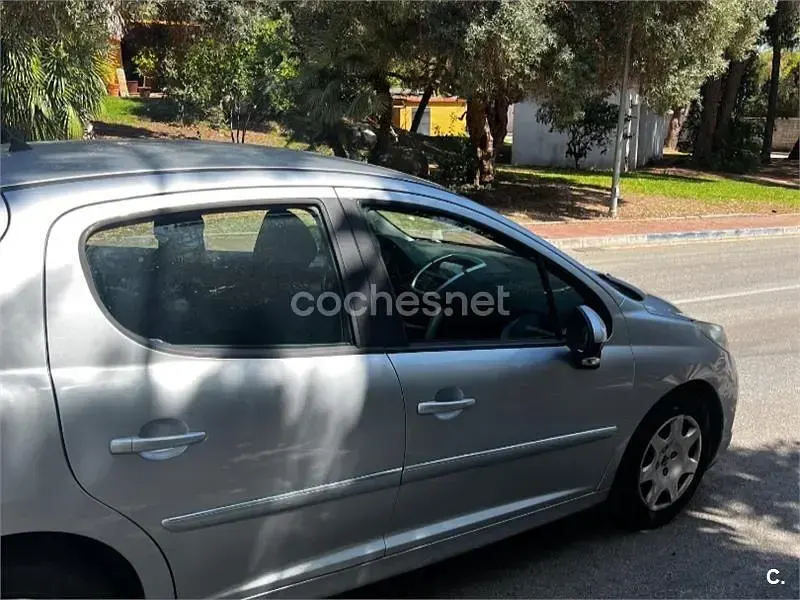Usado Peugeot 207 Active 75 CV (55 kW) 2011 Gris / plata Berlina