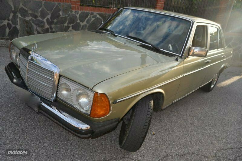 Usado Mercedes E300 82 CV (60 kW) 1979 Verde Berlina
