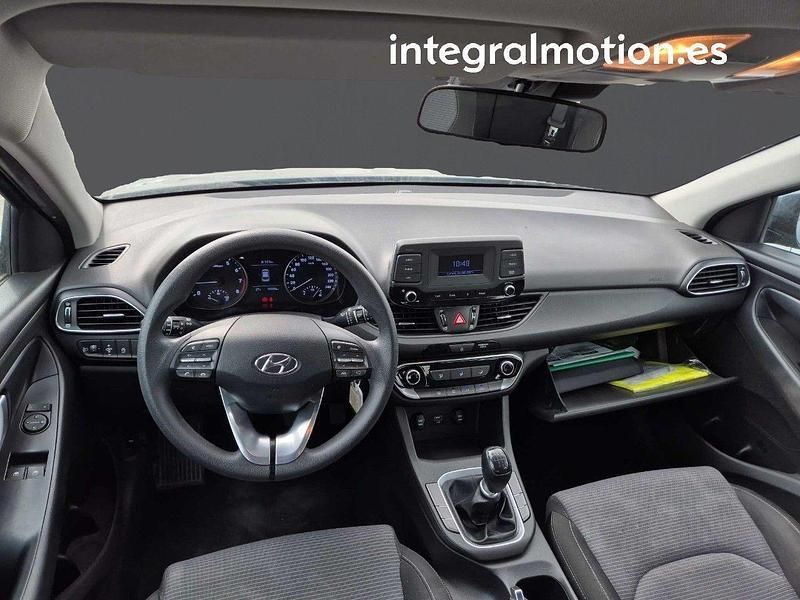 Usado Hyundai i30 110 CV (80 kW) 2022 Gris Utilitario