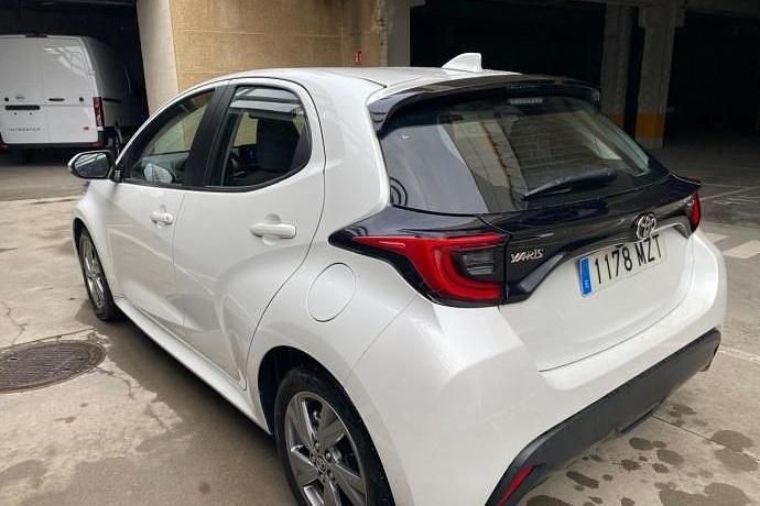 Usado Toyota Yaris Hybrid Active 116 CV (85 kW) 2025 Blanco Utilitario