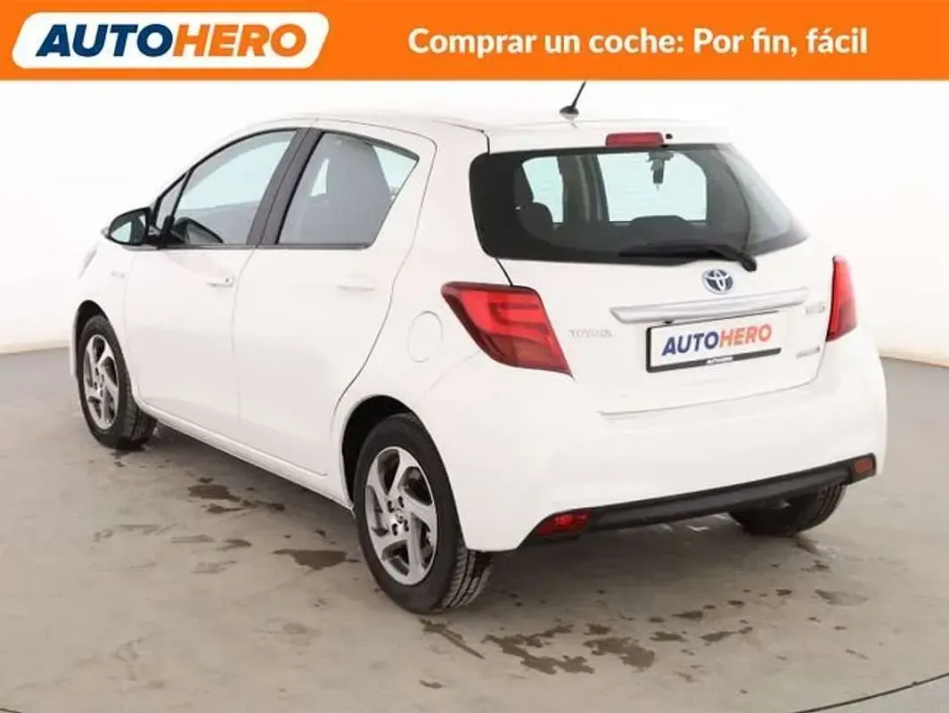 Usado Toyota Yaris Hybrid Active 99 CV (72 kW) 2015 Blanco Utilitario