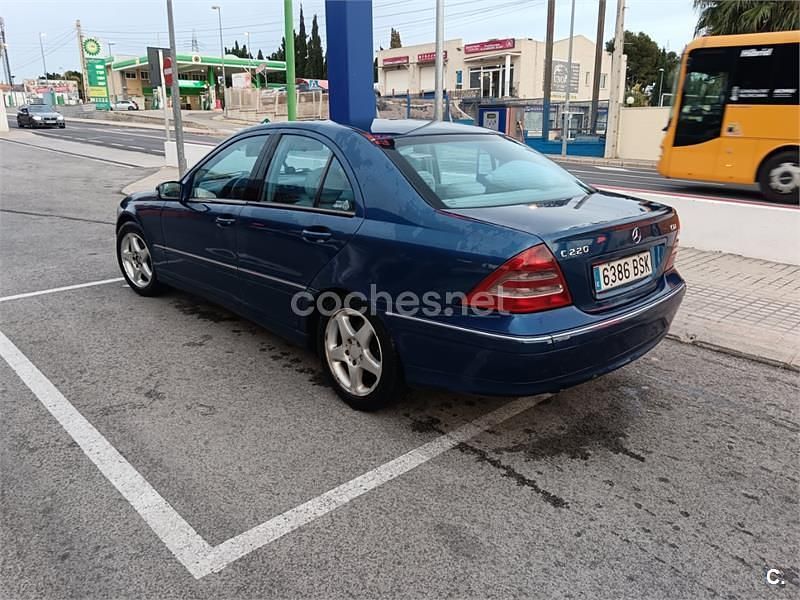 Usado Mercedes C220 Avantgarde 143 CV (105 kW) 2002 Azul Berlina