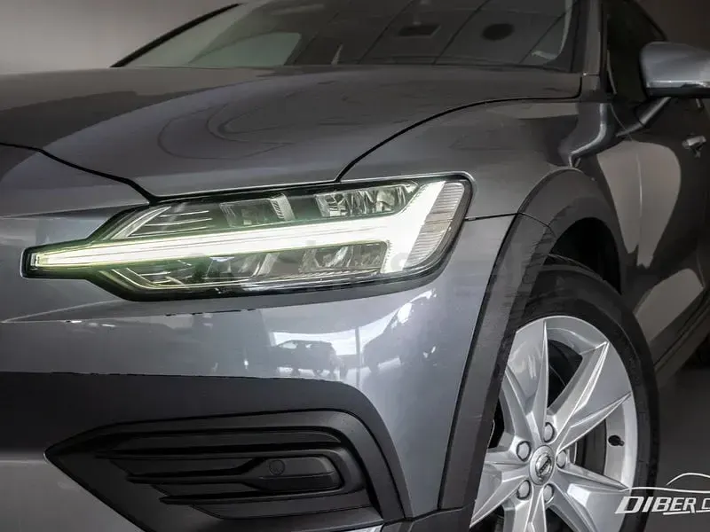 Usado Volvo V60 CC Pro 190 CV (139 kW) 2019 Gris / plata Familiar