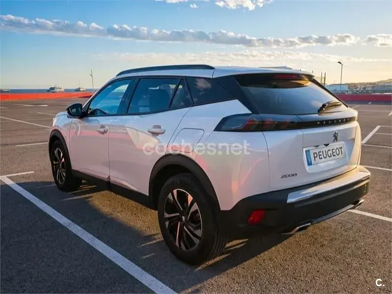 Usado Peugeot 2008 Allure 130 CV (95 kW) 2022 Blanco SUV