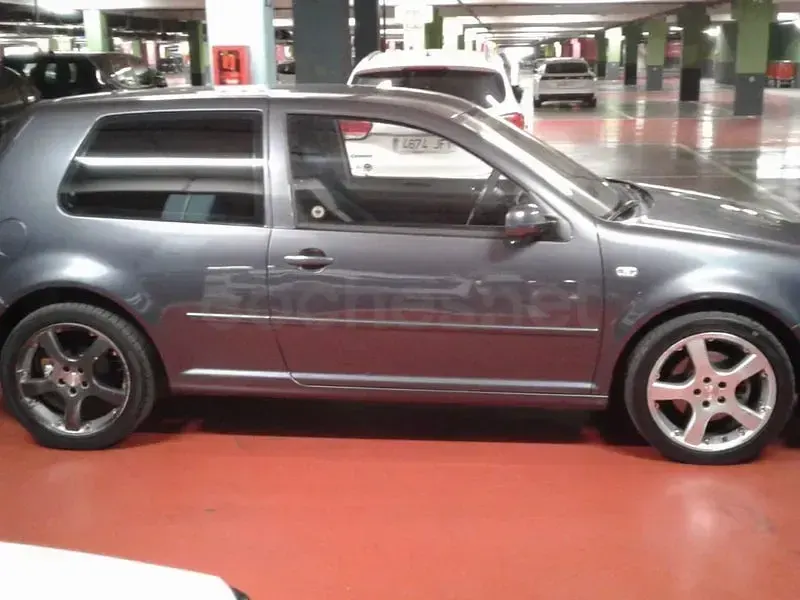 Usado VW Golf IV Highline 130 CV (95 kW) 2002 Gris / plata Berlina
