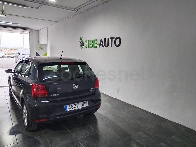 Usado VW Polo Advance 90 CV (66 kW) 2015 Gris / plata Berlina