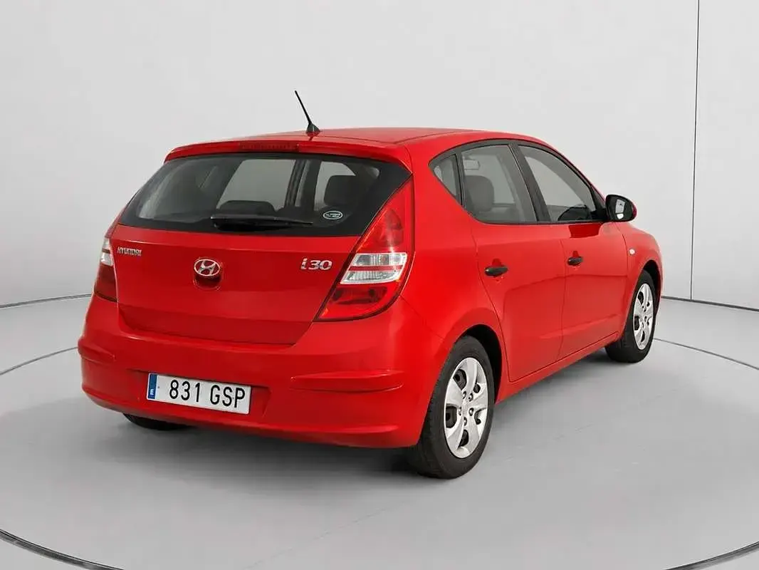 Usado Hyundai i30 Comfort 109 CV (80 kW) 2009 Rojo Utilitario