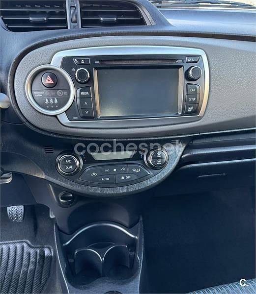 Usado Toyota Yaris City 90 CV (66 kW) 2013 Gris / plata Utilitario