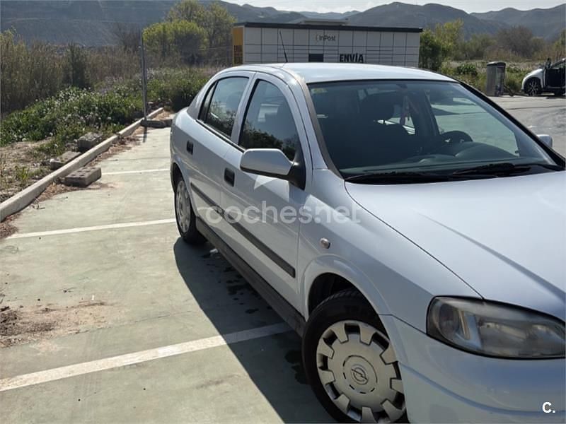 Usado Opel Astra Club 75 CV (55 kW) 2001 Blanco Berlina