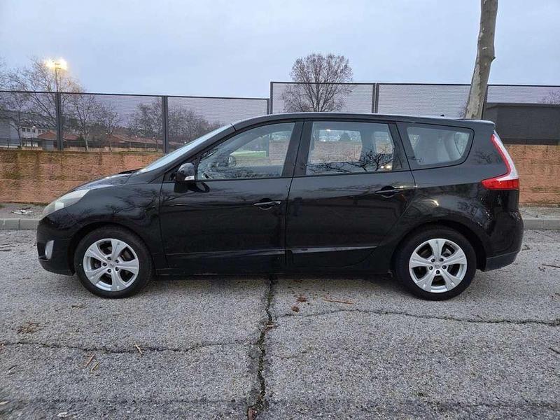 Usado Renault Grand Scénic III Dynamique 106 CV (77 kW) 2009 Negro Monovolumen