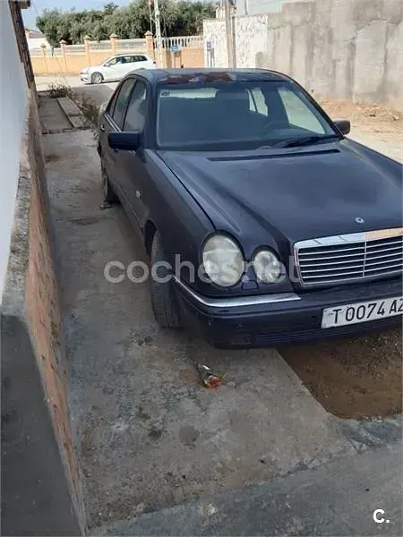 Usado Mercedes E240 Avantgarde 170 CV (125 kW) 1998 Azul Berlina