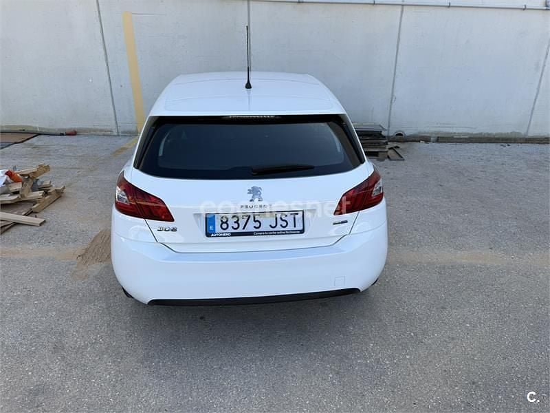 Usado Peugeot 308 Allure 120 CV (88 kW) 2016 Blanco Berlina