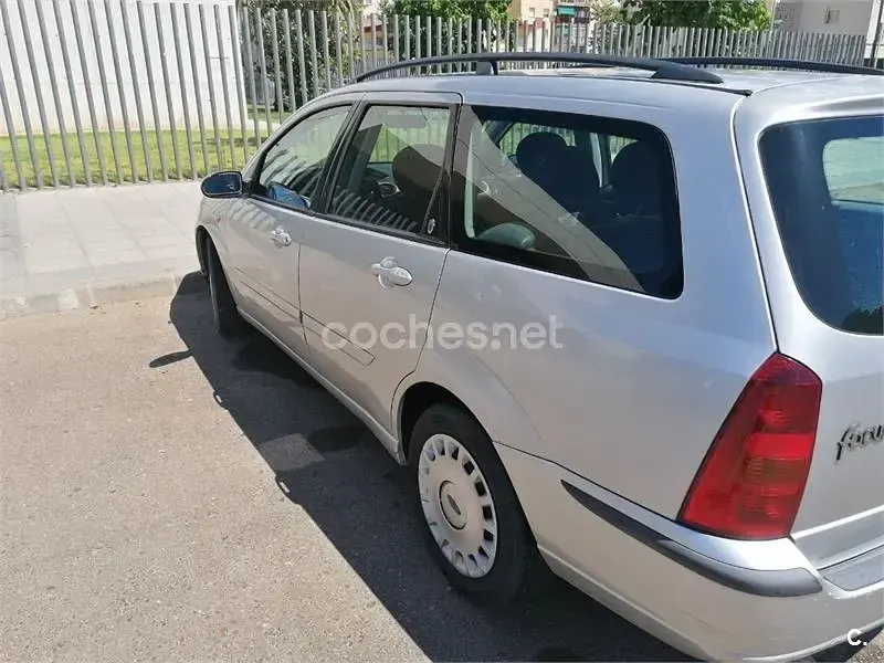 Usado Ford Focus Ghia 115 CV (84 kW) 2003 Gris / plata Familiar