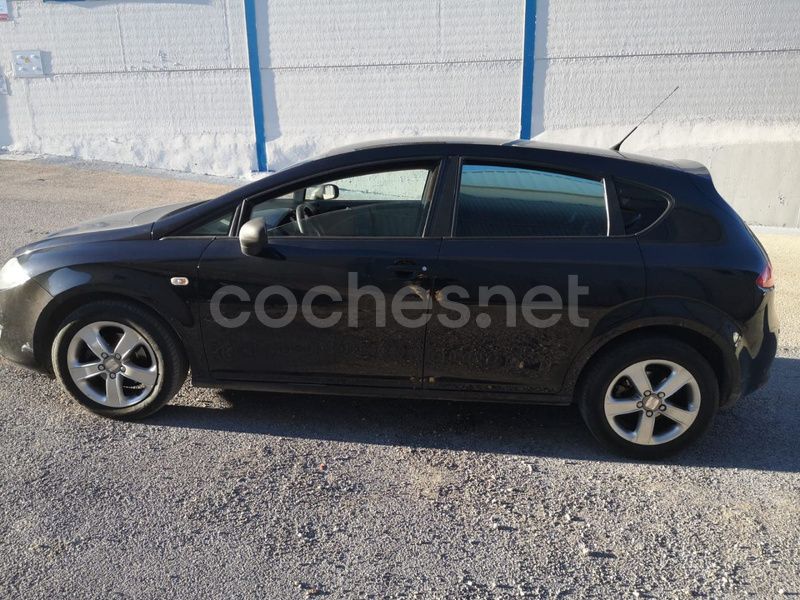 Usado Seat Leon Stylance 105 CV (77 kW) 2008 Negro Berlina