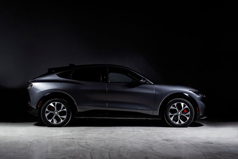 Gris Usado 2021 Ford Mustang Mach-E SUV | 64.900 € - Imagen 1/4