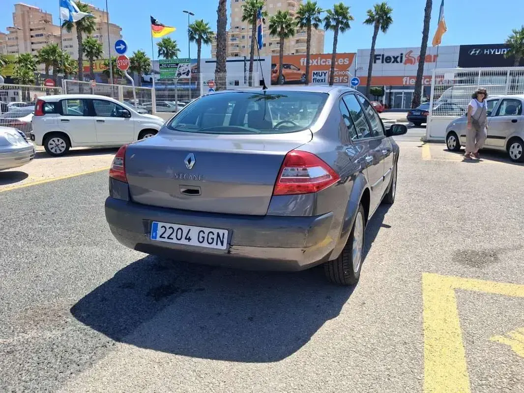Usado Renault Mégane III Dynamique 111 CV (81 kW) 2008 Gris Utilitario