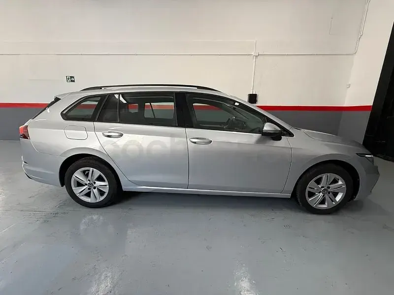 Usado VW Golf VIII Life 115 CV (84 kW) 2022 Gris / plata Familiar
