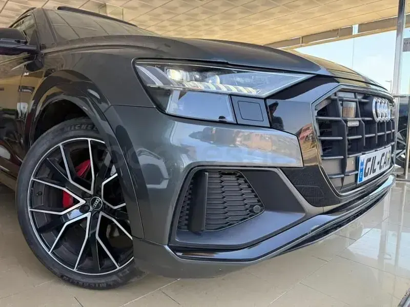 Usado Audi Q8 S-Line 286 CV (210 kW) 2021 Gris / plata SUV
