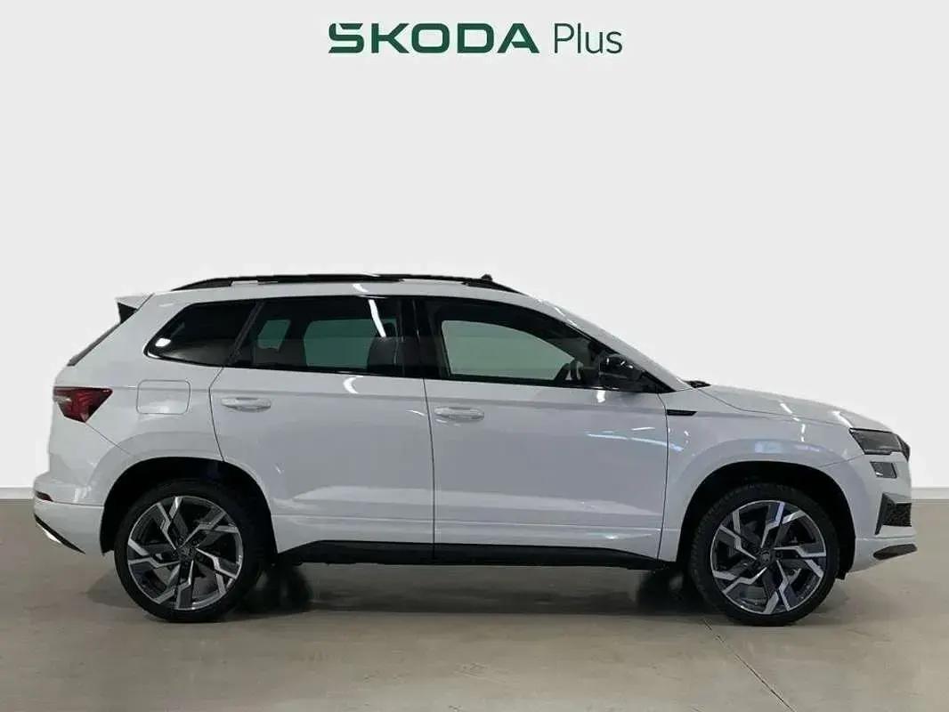 Usado Skoda Karoq SportLine 150 CV (110 kW) 2025 Blanco SUV