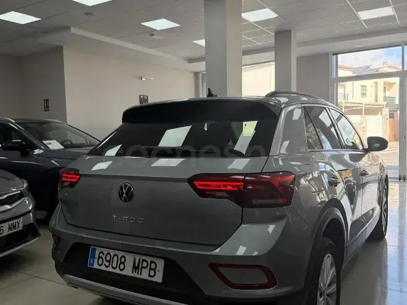 Usado VW T-Roc Life 110 CV (80 kW) 2024 Gris / plata SUV
