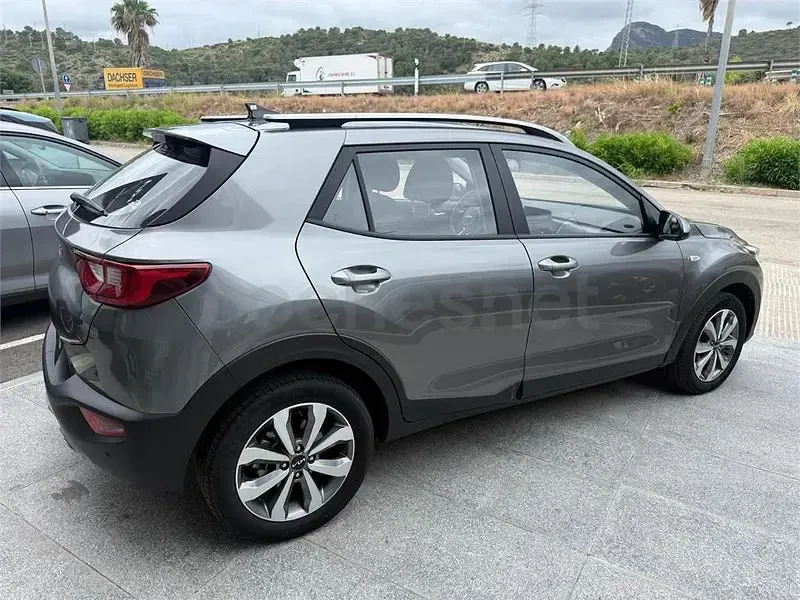 Usado Kia Stonic 100 CV (73 kW) 2025 Gris SUV