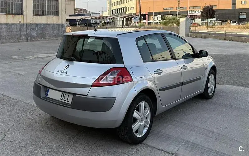 Usado Renault Mégane II Dynamique 105 CV (77 kW) 2006 Gris / plata Berlina