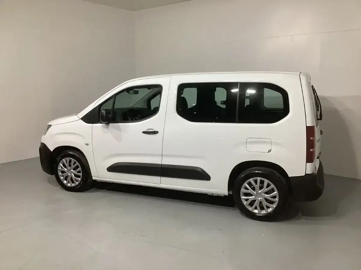 Usado Citroën Berlingo Live 102 CV (75 kW) 2022 Blanco Monovolumen