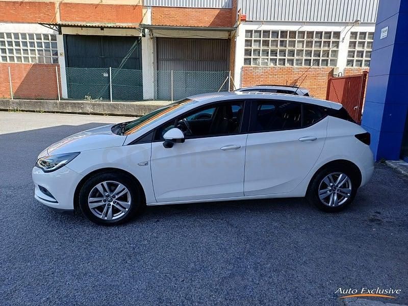 Usado Opel Astra Selective 110 CV (80 kW) 2019 Blanco Berlina