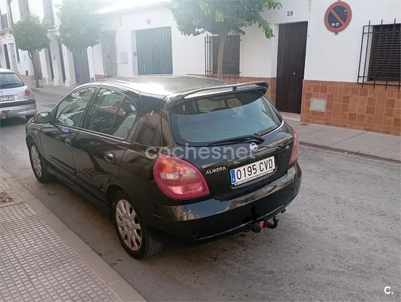 Usado Nissan Almera Visia 82 CV (60 kW) 2004 Negro Berlina