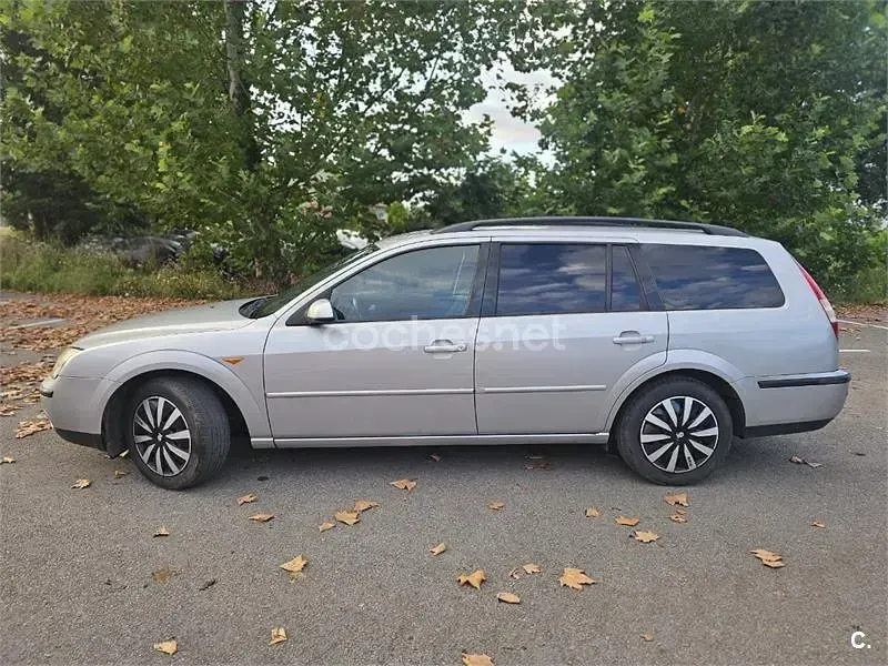 Usado Ford Mondeo Trend 125 CV (91 kW) 2002 Gris / plata Familiar