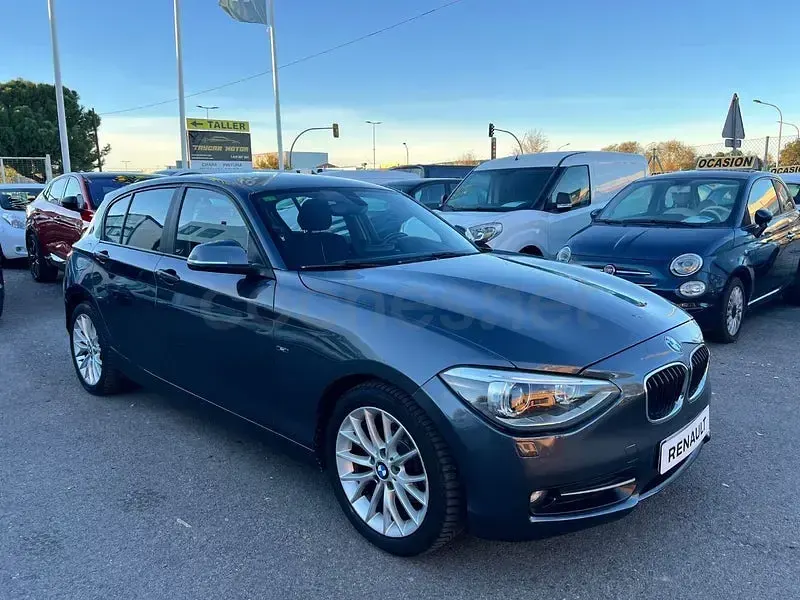 Usado BMW 118 Sport Line 143 CV (105 kW) 2012 Gris / plata Utilitario
