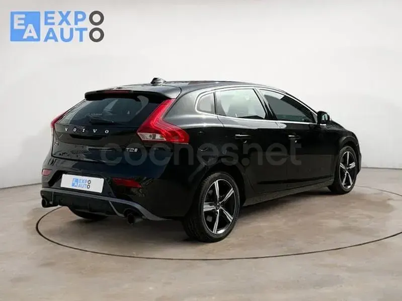 Usado Volvo V40 R-Design Momentum 122 CV (89 kW) 2018 Negro Berlina